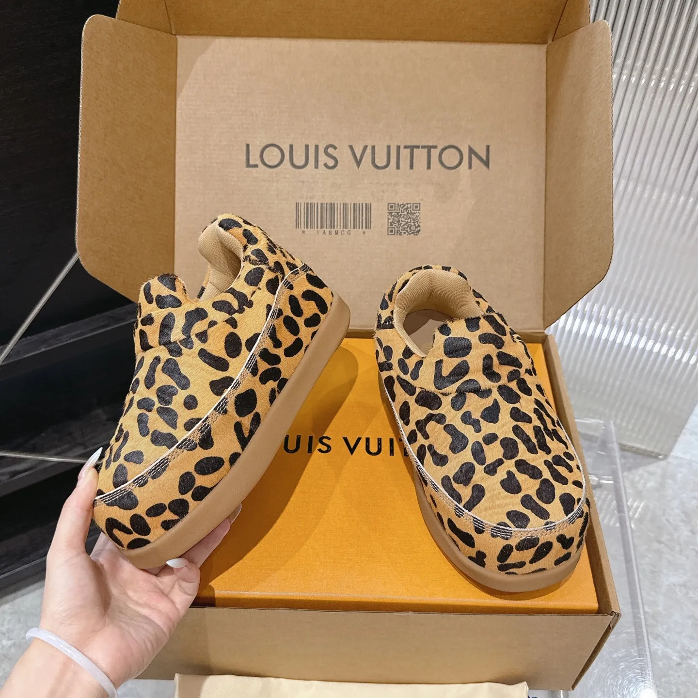 [L Family] P: 740💰 Couple model, size: women 35-41 (customized at 41 for women), 39-46 for men (customized at 45.46) The 2025 iteration of this Time Out sneaker, couple model, LV co-branded nigo, donkey brand, Louis Vuitton, ugly, cute😍Many Internet celebrities have shown off their feet, a classic and versatile item. Fabric: Imported high mercerized cow suede. Lining: high-grade elastic mesh, outsole: original molded outsole, palm print rubber outsole with hidden L letter and Monongram flower.
